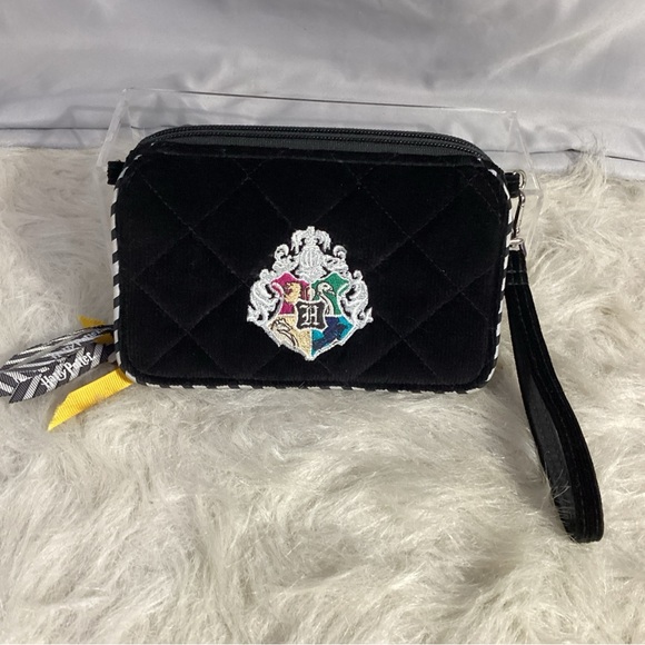 SOLD……..Vera Bradley Harry Potter RFID Black Hogwarts Zippered Travel Wristl - Picture 12 of 12